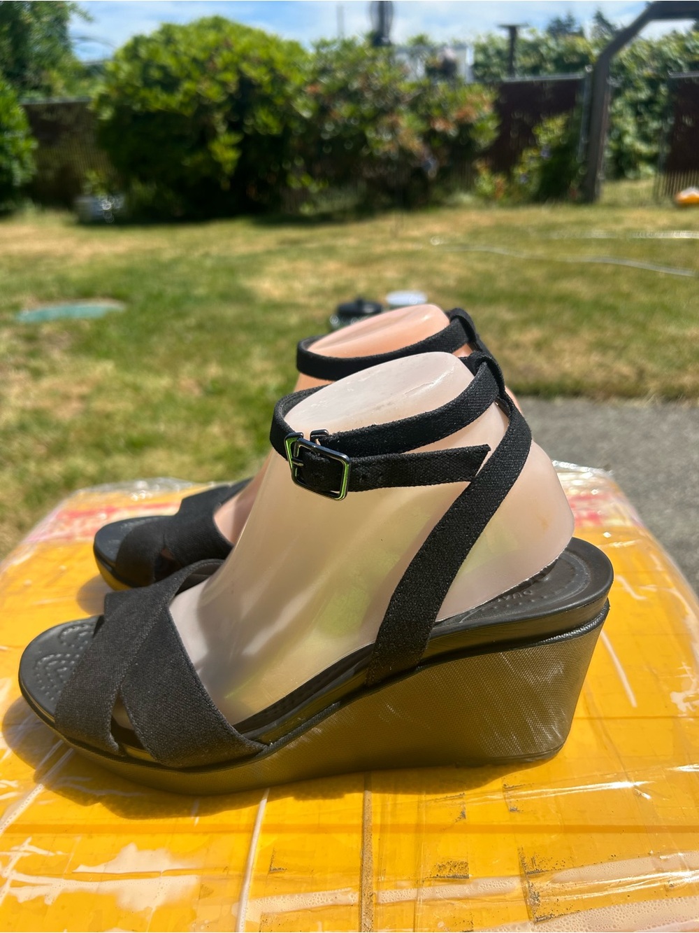 Crocs Leigh II Cross Strap Strappy Ankle Wedge Sandals Black Women’s Size 10